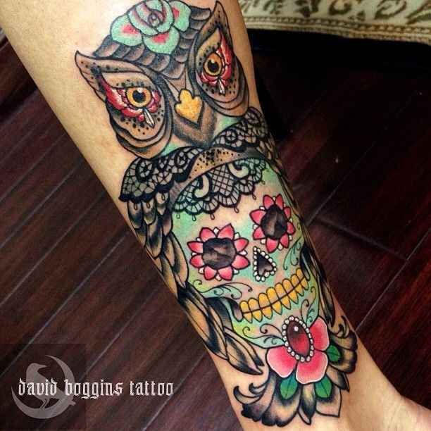 Com muitos traços marcados, tatuagem traz uma coruja com uma caveira mexicana (Foto: Reprodução)